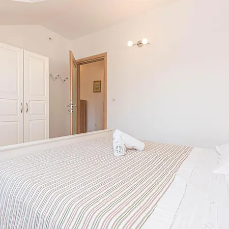 Gorgeous In * Brodarica (Sibenik-Knin)