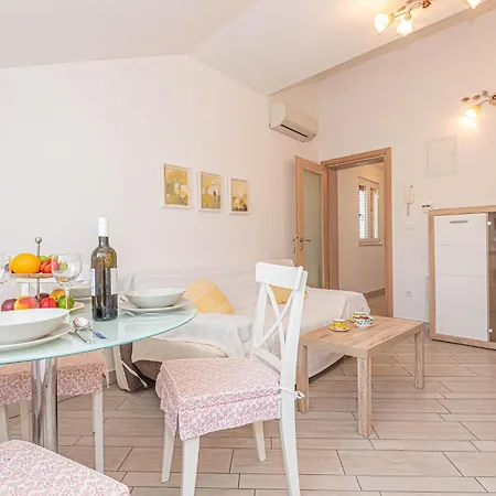 Lovely In With Kitchen Brodarica (Sibenik-Knin)